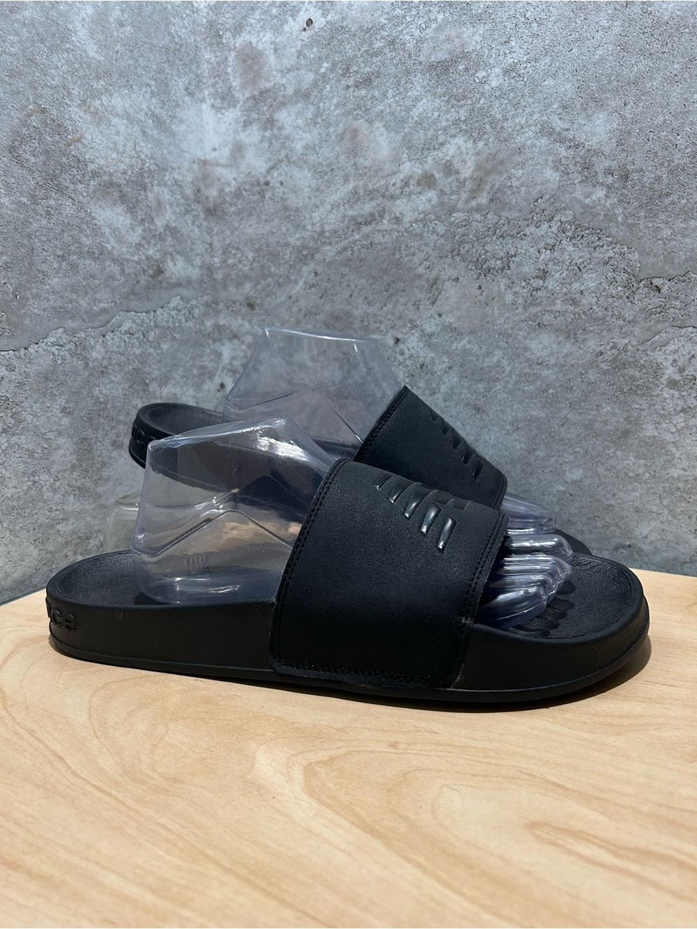 black New Balance 200 slip-on slide sandals men’s size 11
